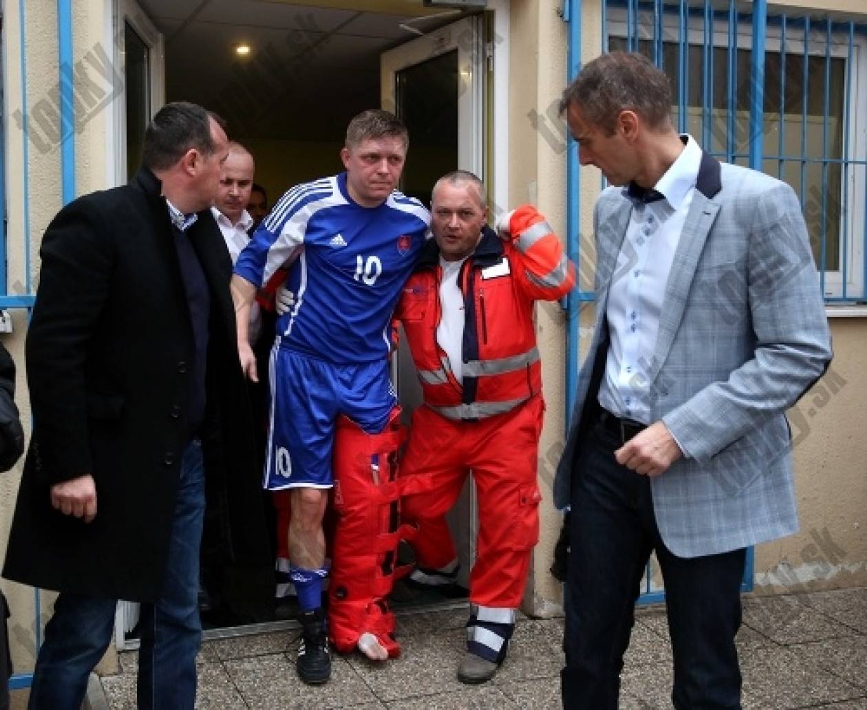 Τραυματίστηκε σε αγώνα ποδοσφαίρου ο πρωθυπουργός της Σλοβακίας (pics)