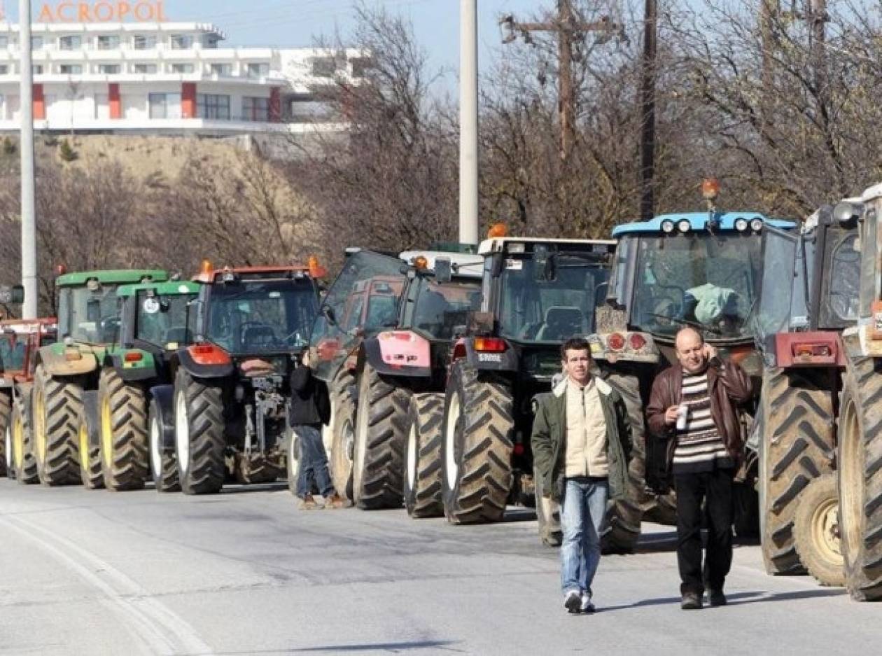 Σέρρες: Αγρότες μοίρασαν σερραϊκά προϊόντα στον Προμαχώνα