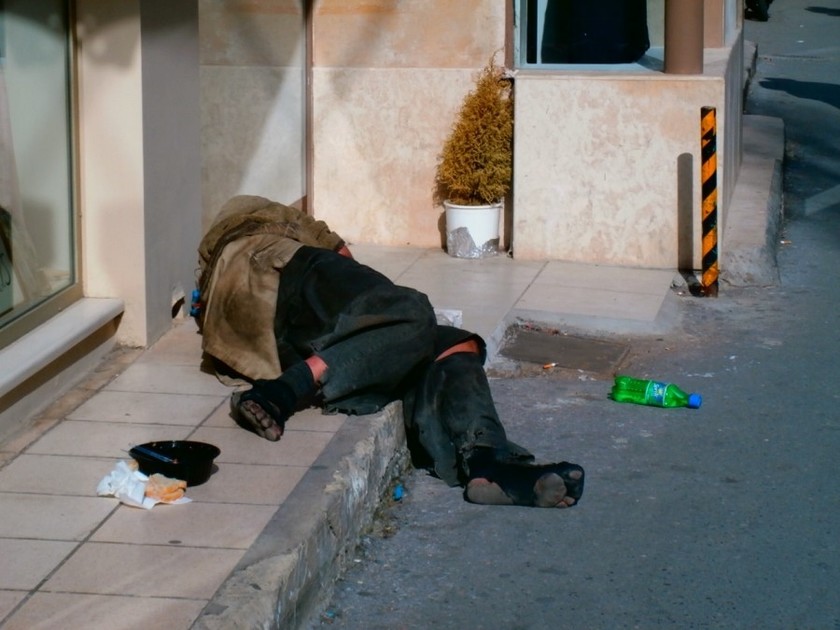 Στην Ελλάδα του 2014: Άστεγος κοιμάται σε πεζοδρόμιο στο Ηράκλειο!