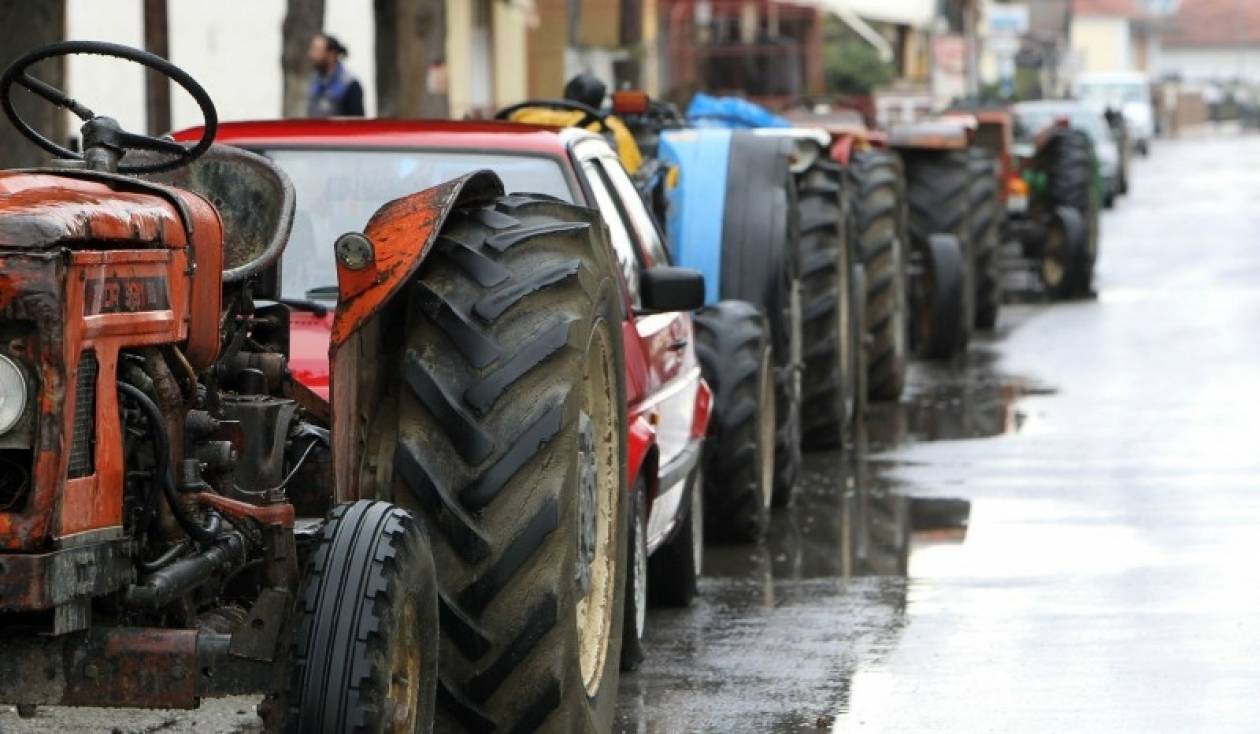 Πελοπόννησος: Παραμένουν στα μπλόκα οι αγρότες