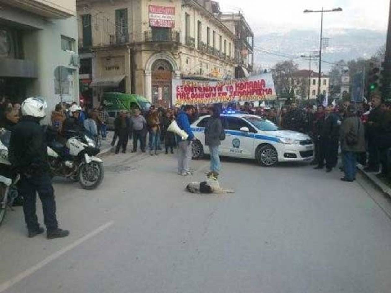 ΤΩΡΑ: Ένταση μεταξύ αστυνομικών και ΠΑΜΕ στα Ιωάννινα