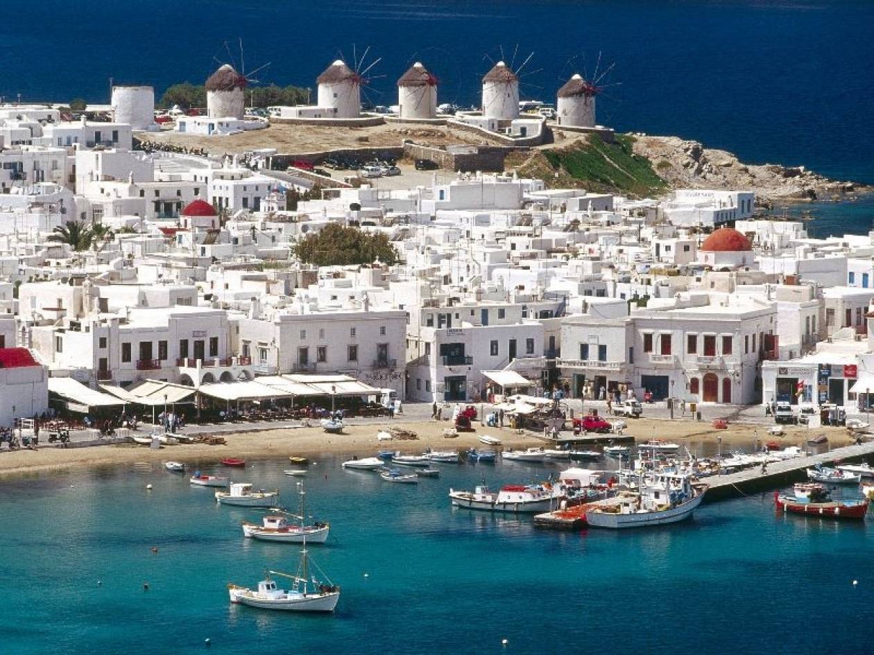 Bloomberg: Nέο ρεκόρ αφίξεων τουριστών αναμένεται φέτος στην Ελλάδα