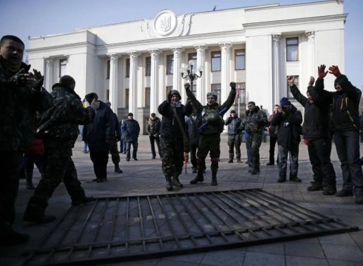Συγκρούσεις μεταξύ φιλορώσων και φιλοδυτικών διαδηλωτών στην Κριμαία
