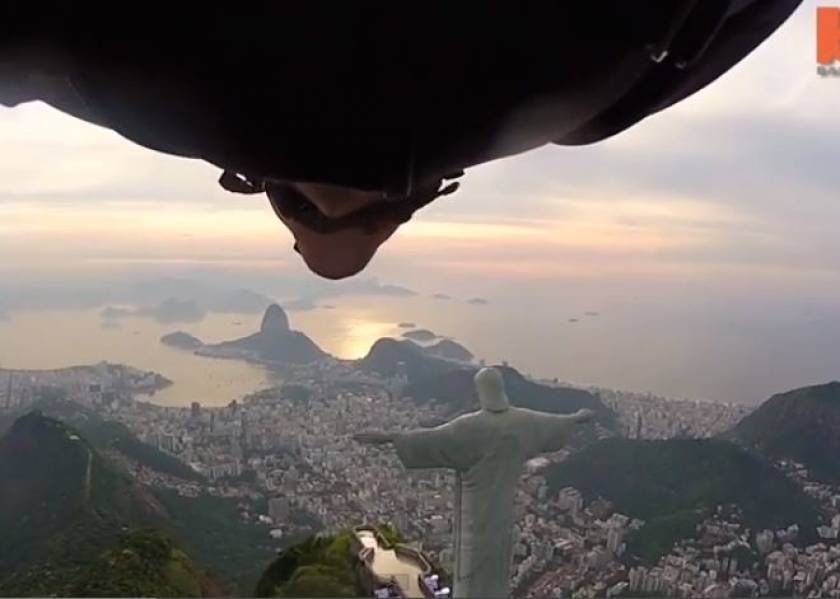 Απίθανο: Πετούν δίπλα από το άγαλμα του Ιησού στη Βραζιλία (vid)