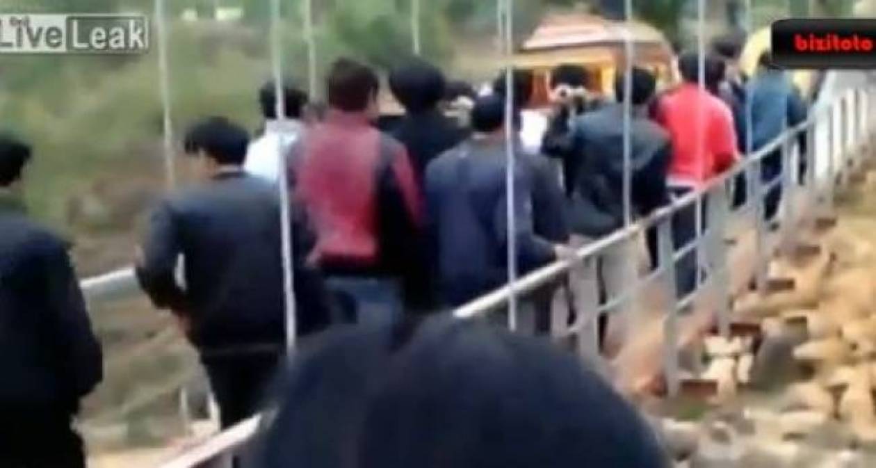 Unbelievable incident: Bridge collapses in Vietnam during funeral
