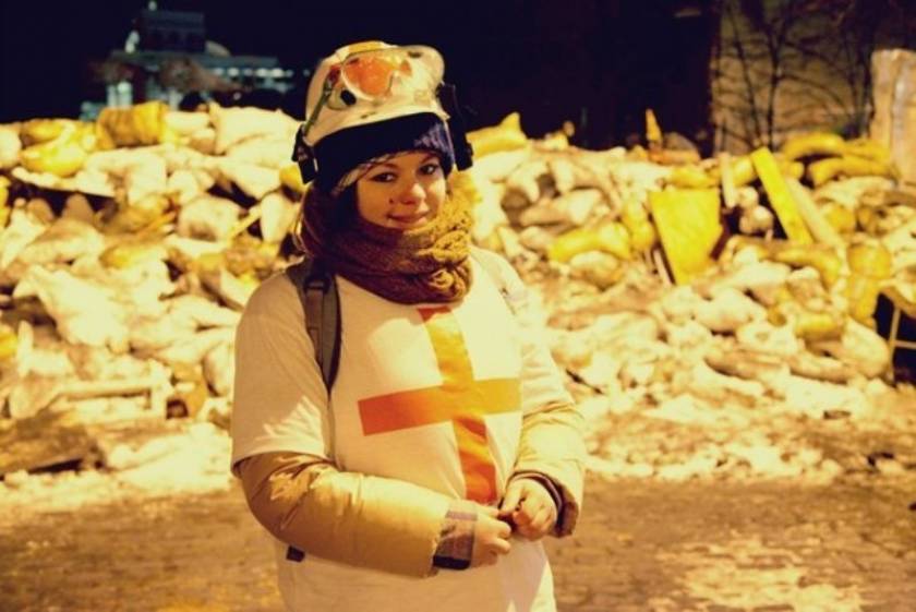 Διαδηλώτρια στην Ουκρανία δείχνει τη σφαίρα που δέχτηκε (pics)