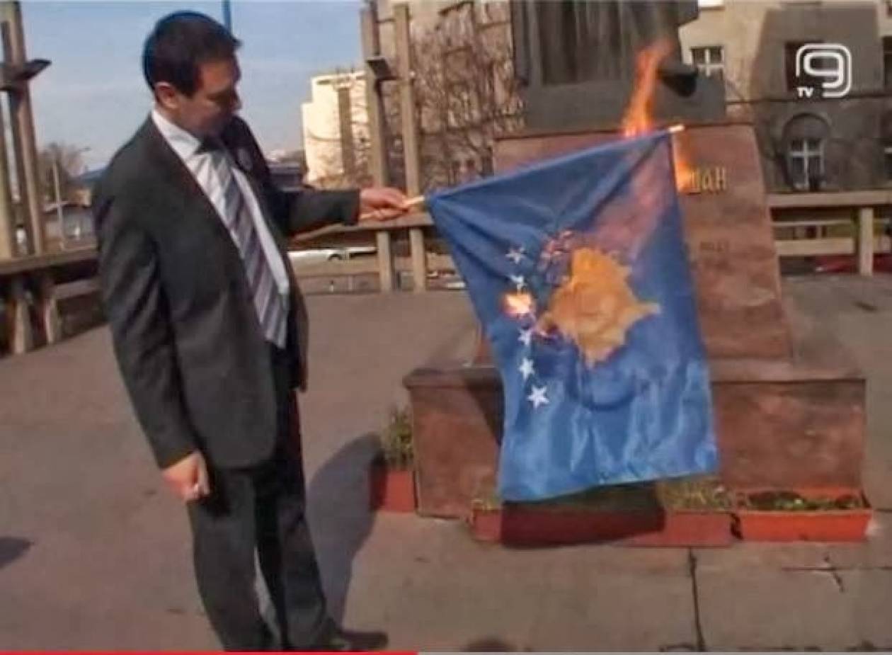 Σέρβος καίει τη σημαία του Κοσσυφοπεδίου στο Βελιγράδι (βίντεο)