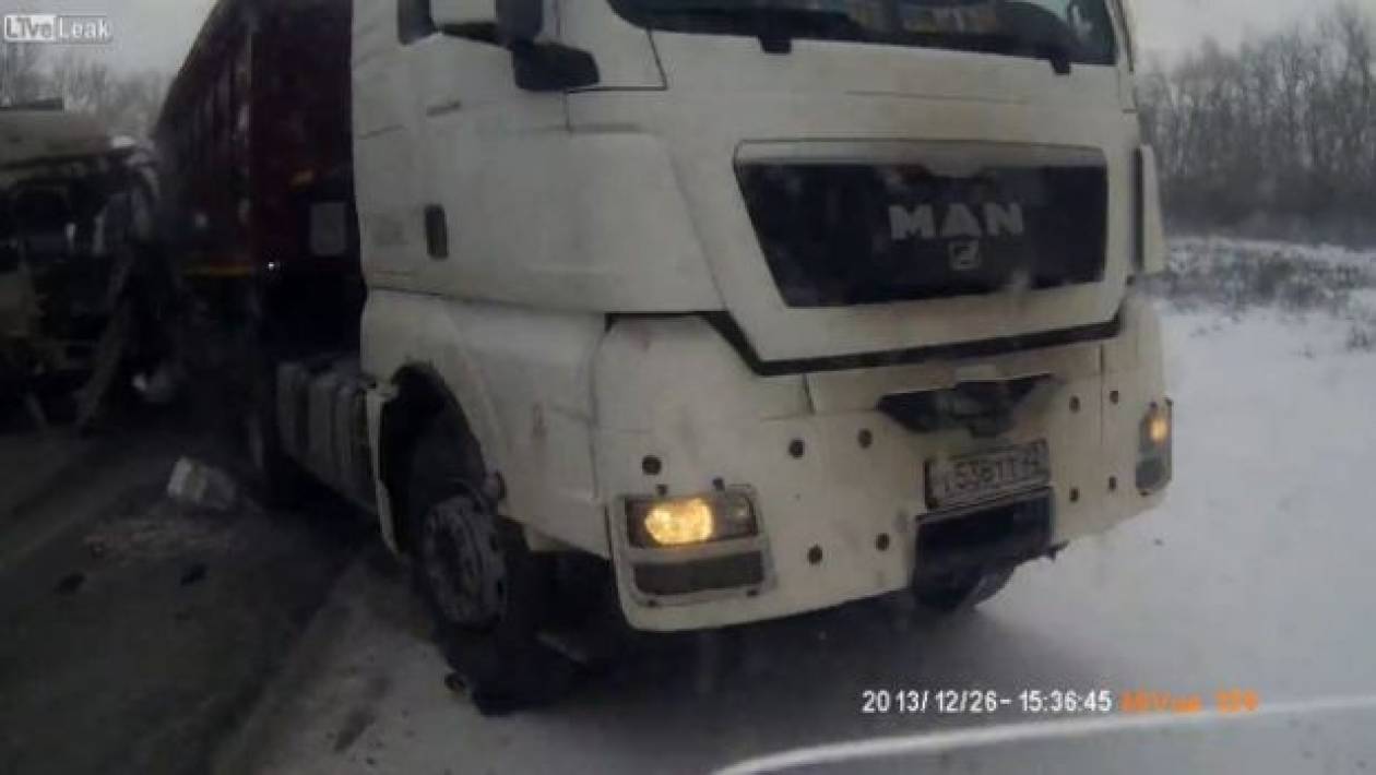 Τρομακτικές σκηνές σε καραμπόλα φορτηγών (βίντεο)