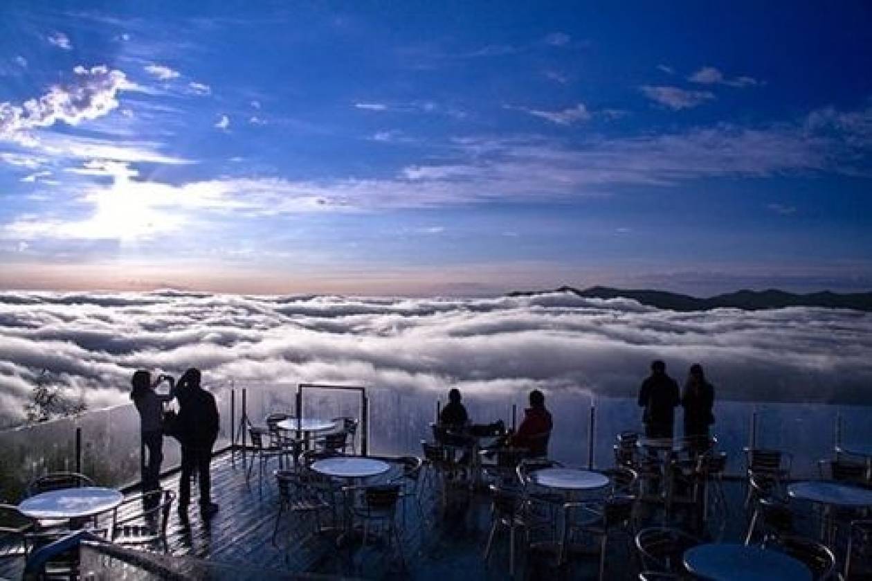 Η μαγευτική «βεράντα» που βρίσκεται... πάνω από τα σύννεφα (pics)