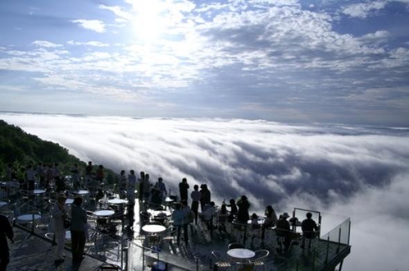 Η μαγευτική «βεράντα» που βρίσκεται... πάνω από τα σύννεφα (pics)