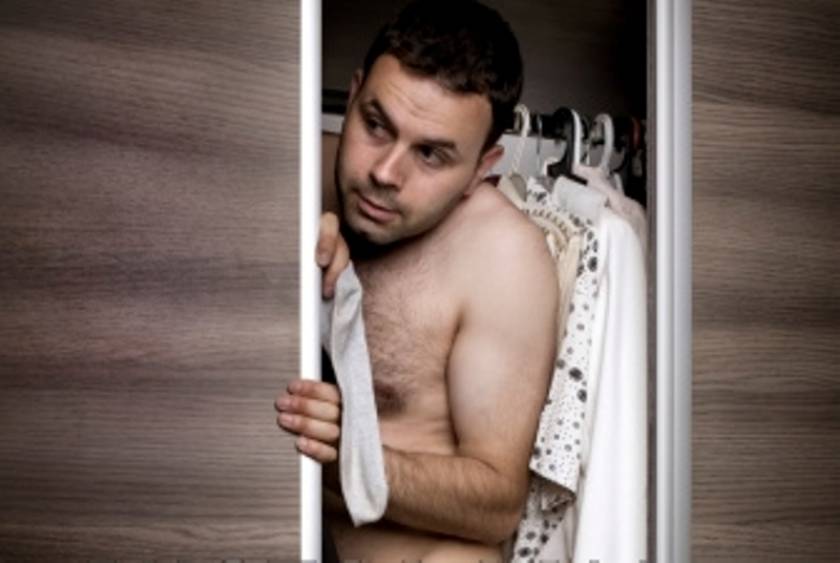 ΞΕΚΑΡΔΙΣΤΙΚΟ: Ένας γυμνός άνδρας στη ντουλάπα