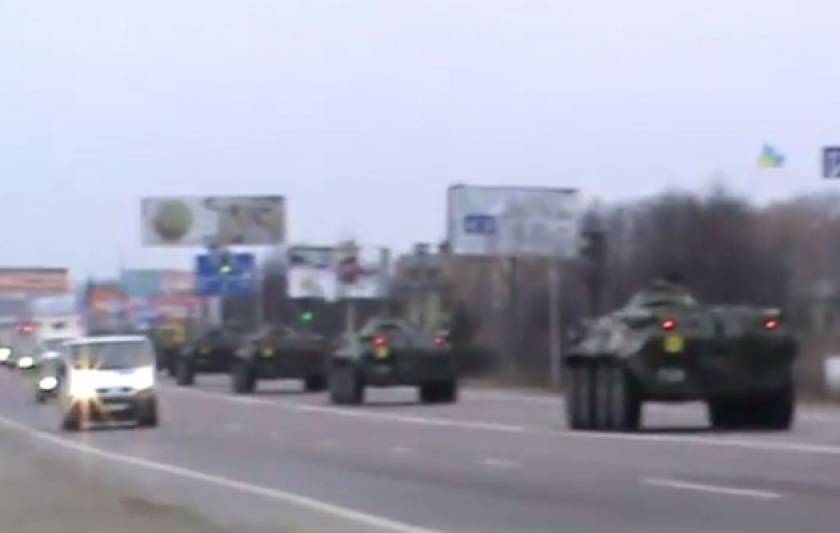 Κομβόι ουκρανικών τανκς κατευθύνεται προς την Κριμαία (βίντεο)
