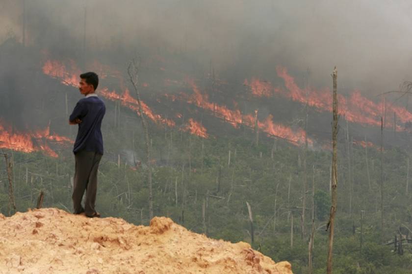 Με αναπνευστικά προβλήματα χιλιάδες Ινδονήσιοι από τις δασικές φωτιές