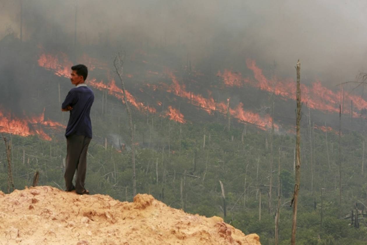 Με αναπνευστικά προβλήματα χιλιάδες Ινδονήσιοι από τις δασικές φωτιές
