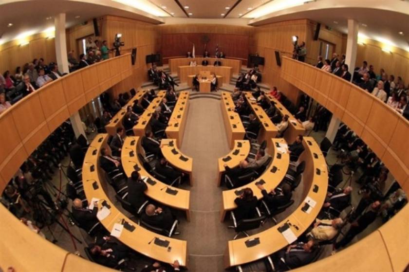 Κινητοποιήσεις έξω από την κυπριακή βουλή για το νομοσχέδιο