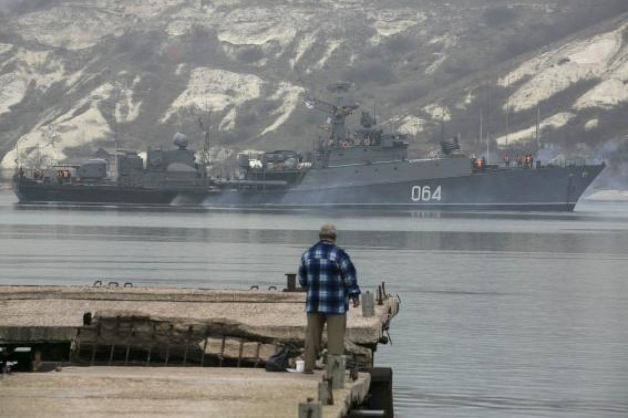 Ρωσικά πολεμικά πλοία έχουν αποκλείσει τα Στενά του Κερτς