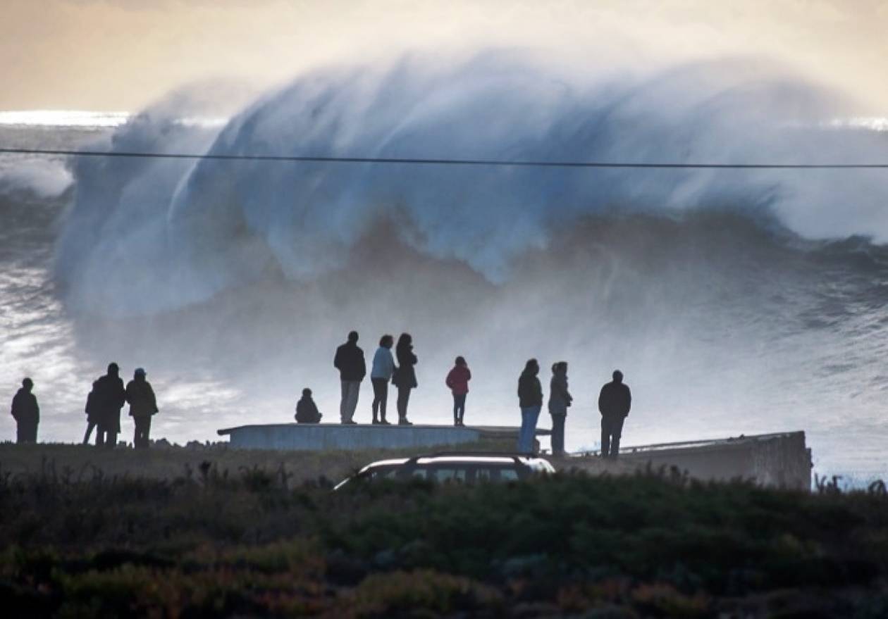 Πορτογαλία: 60χρονη έχασε τη ζωή της από πελώρια κύματα