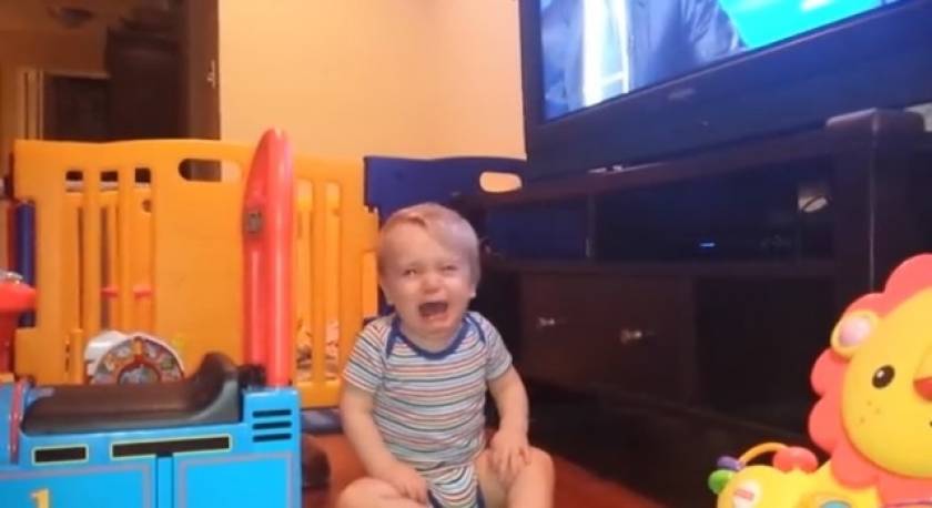 Μωρό βλέπει παρουσιαστή ειδήσεων και... κλαίει! (βίντεο)