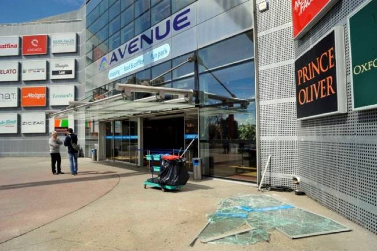 Marousi: Invasion of a car in Avenue mall (pics)