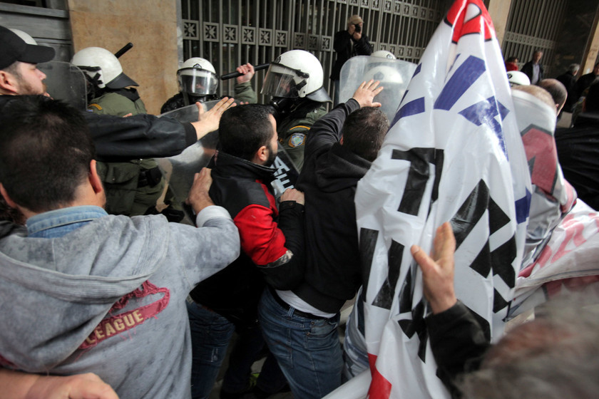Καρέ – καρέ οι συγκρούσεις διαδηλωτών – ΜΑΤ στο κέντρο (pics)