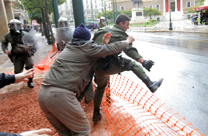 Καρέ – καρέ οι συγκρούσεις διαδηλωτών – ΜΑΤ στο κέντρο (pics)