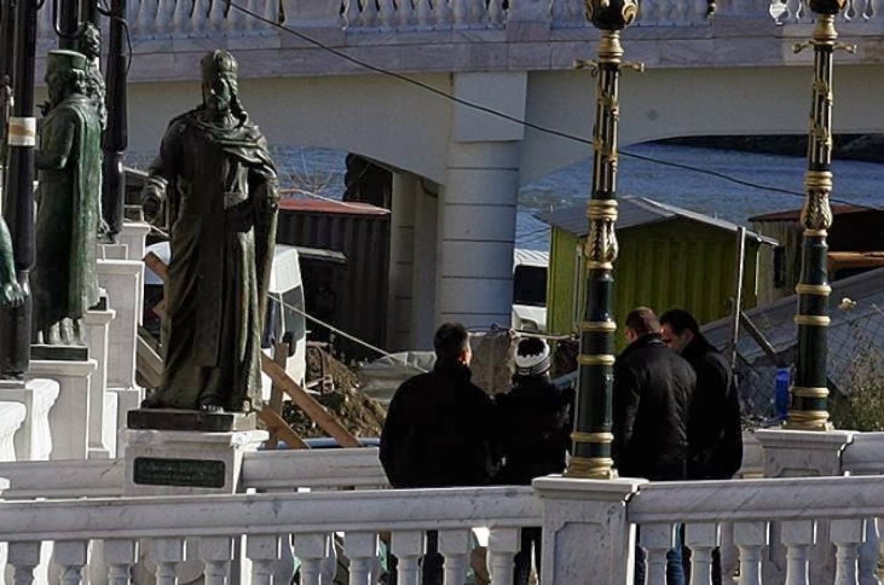 Σκόπια: Προεδρική φρουρά φυλάει το άγαλμα του Ντουσάν!