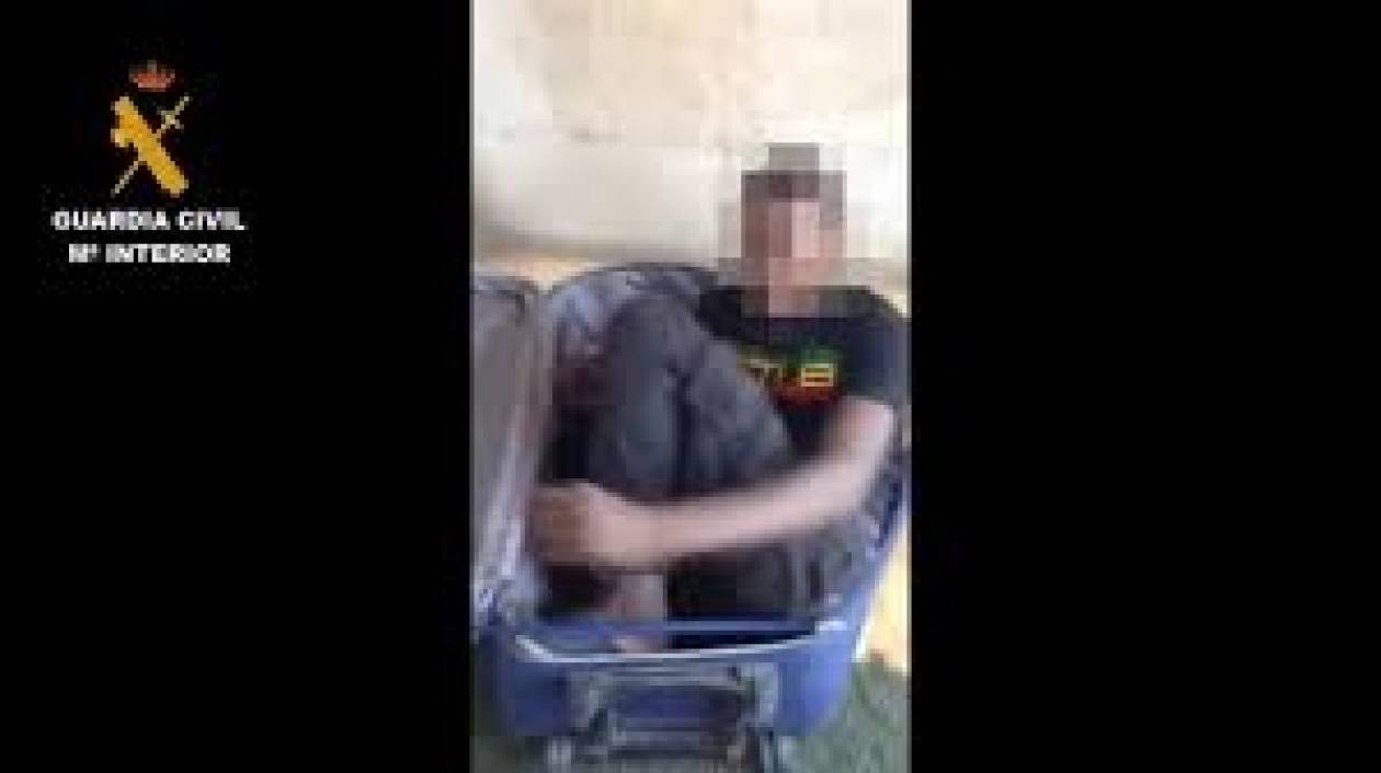 Βίντεο: Αστυνομικοί ανοίγουν βαλίτσα και βρίσκουν μέσα...