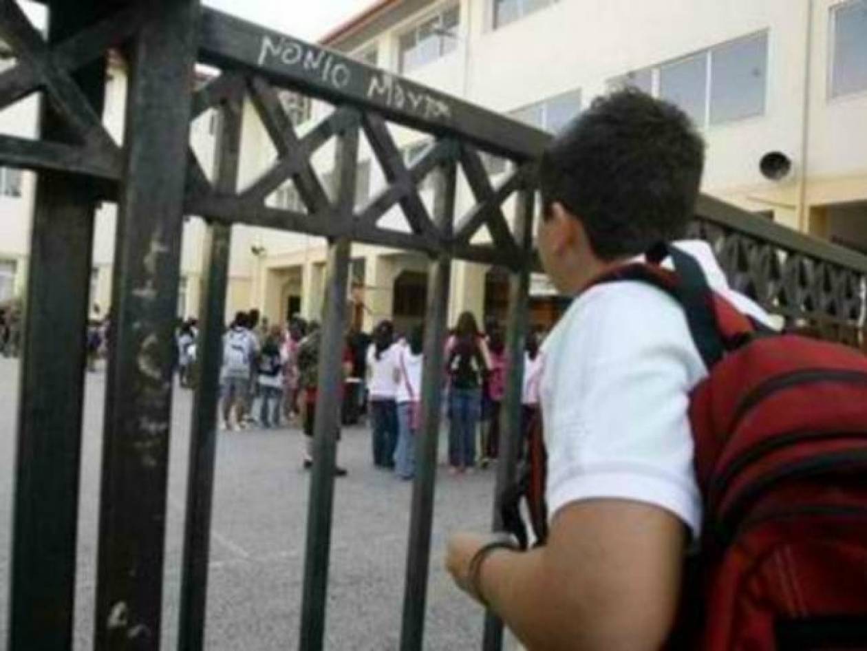 Λάρισα: Θέλουν να απελάσουν Αλβανό μαθητή - Δεν είχε χαρτιά παραμονής