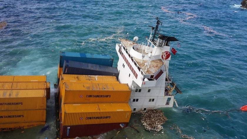 Συγκλονιστικές εικόνες: Μισοβυθισμένο το τουρκικό πλοίο στη Μύκονο