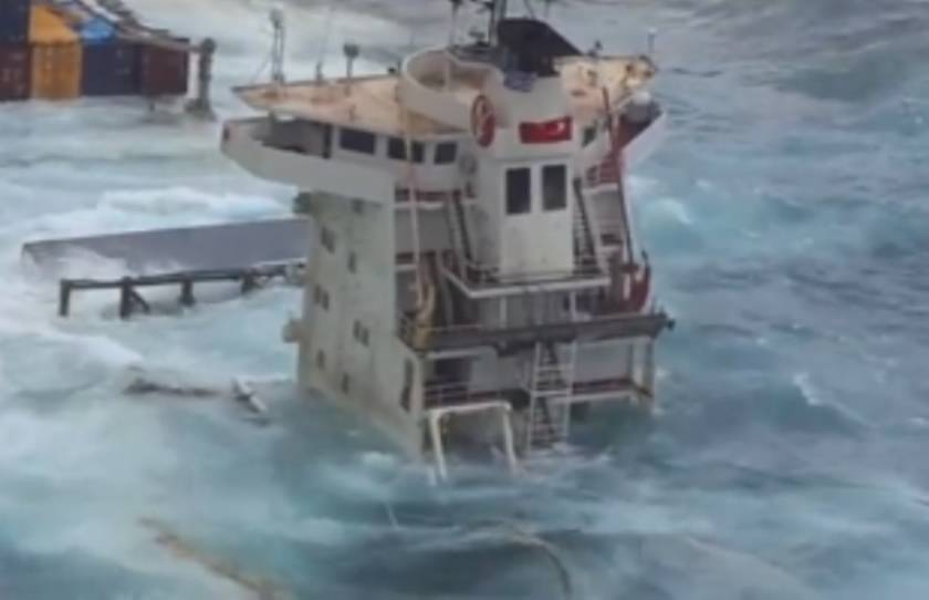 Βίντεο: Κύματα σκεπάζουν μισοβυθισμένο πλοίο στη Μύκονο