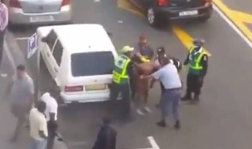 Αστυνομικοί χτυπούν ανελέητα νεαρό επειδή είναι μαύρος! (βίντεο)