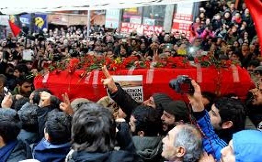 Τουρκία: Δακρυγόνα στις διαδηλώσεις για την κηδεία του Ελβάν (pics)