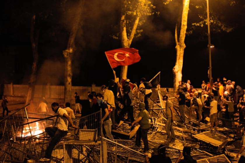 Νεκρός διαδηλωτής κατά τη διάρκεια συγκρούσεων στην Κωνσταντινούπολη