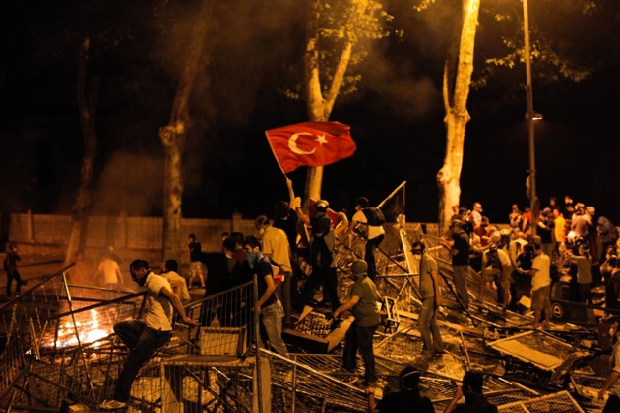 Νεκρός διαδηλωτής κατά τη διάρκεια συγκρούσεων στην Κωνσταντινούπολη