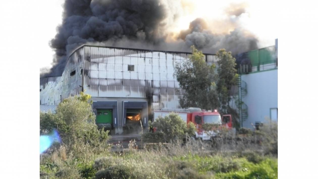 Σε εξέλιξη η πυρκαγιά στις αποθήκες της Creta Farms στο Ρέθυμνο