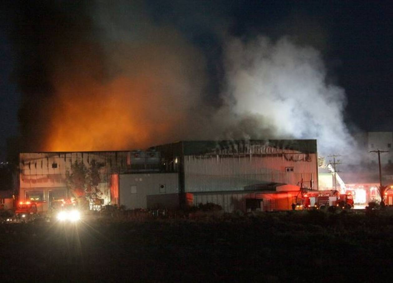 Σε εξέλιξη η πυρκαγιά στην Creta Farms - Τεράστιες οι ζημίες