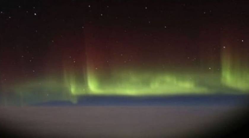 Το Βόρειο Σέλας από το παράθυρο ενός αεροπλάνου (video)