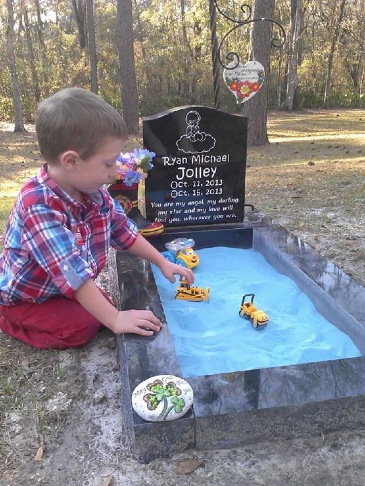 Έκανε τον τάφο παιδότοπο για να παίζει με τον αδερφό του... (βίντεο)