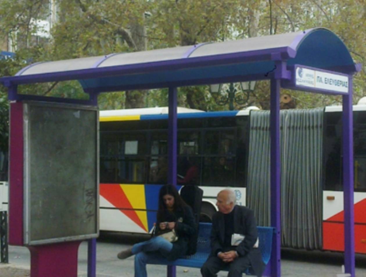 Θεσσαλονίκη: Τοποθετούν 389 στέγαστρα σε στάσεις λεωφορείων