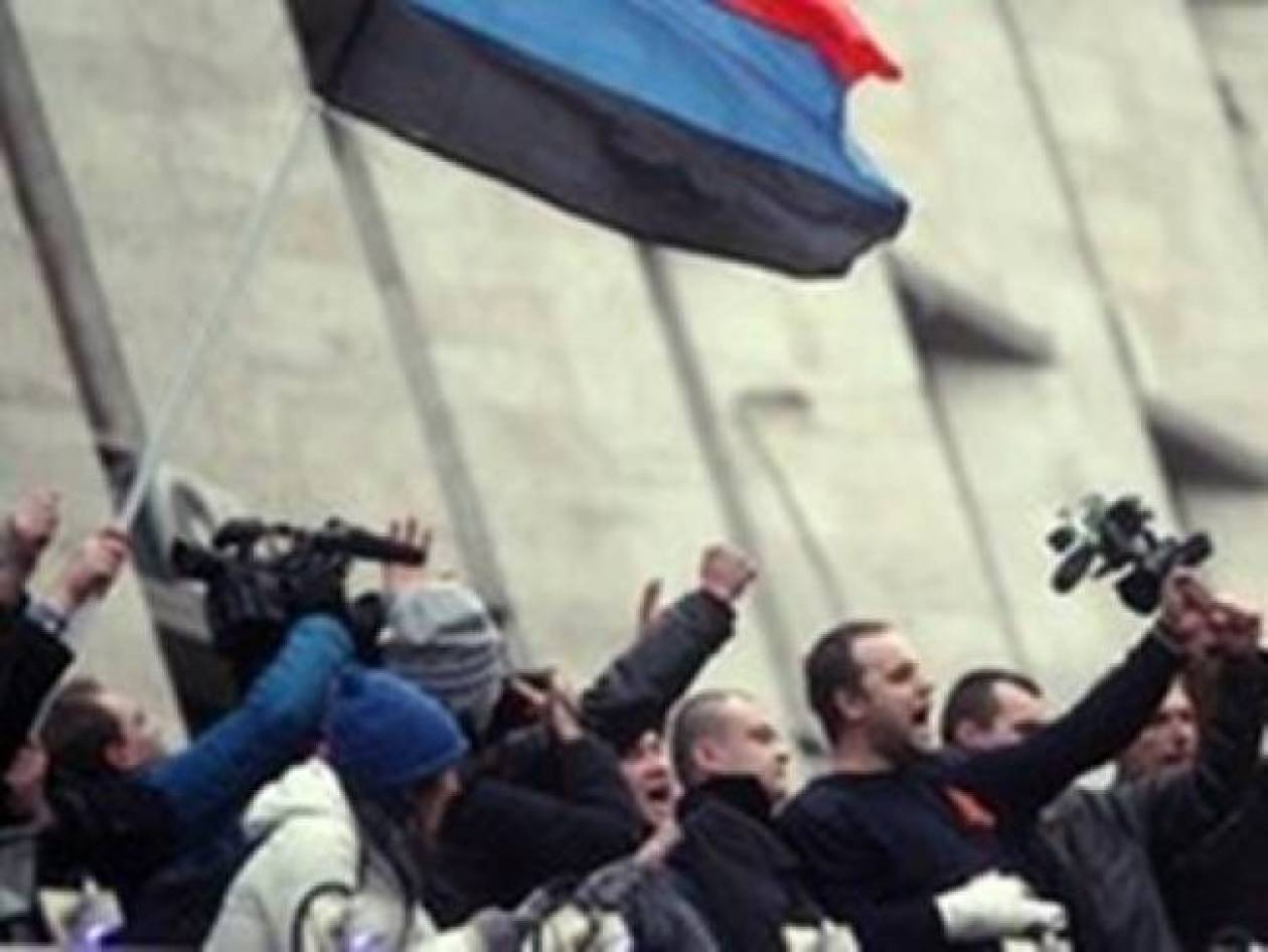 Protesters besiege the police headquarters in Donetsk