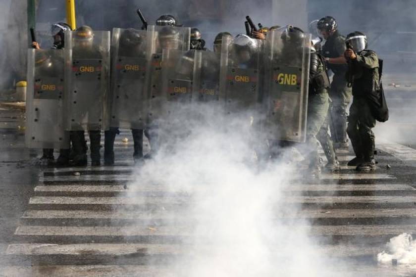 Στρατιώτες της Εθνικής Φρουράς εναντίον διαδηλωτών στο Καράκας