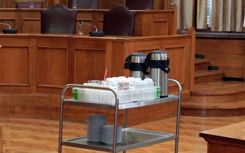 Κόπηκαν οι καφέδες στη Βουλή και ξεκίνησαν οι… απολύσεις!