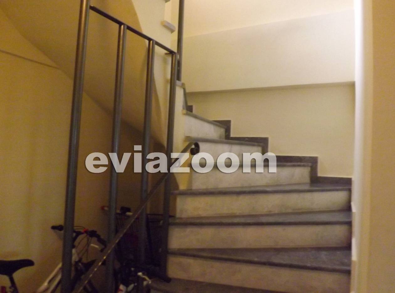 Εύβοια: Πατριός ξυλοκόπησε και πέταξε από τις σκάλες 10χρονη