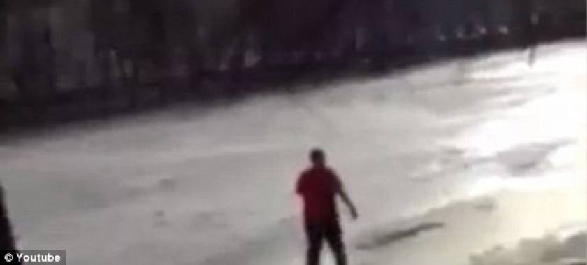 Τον έβλεπε να πνίγεται στην παγωμένη λίμνη και απλά...(video)