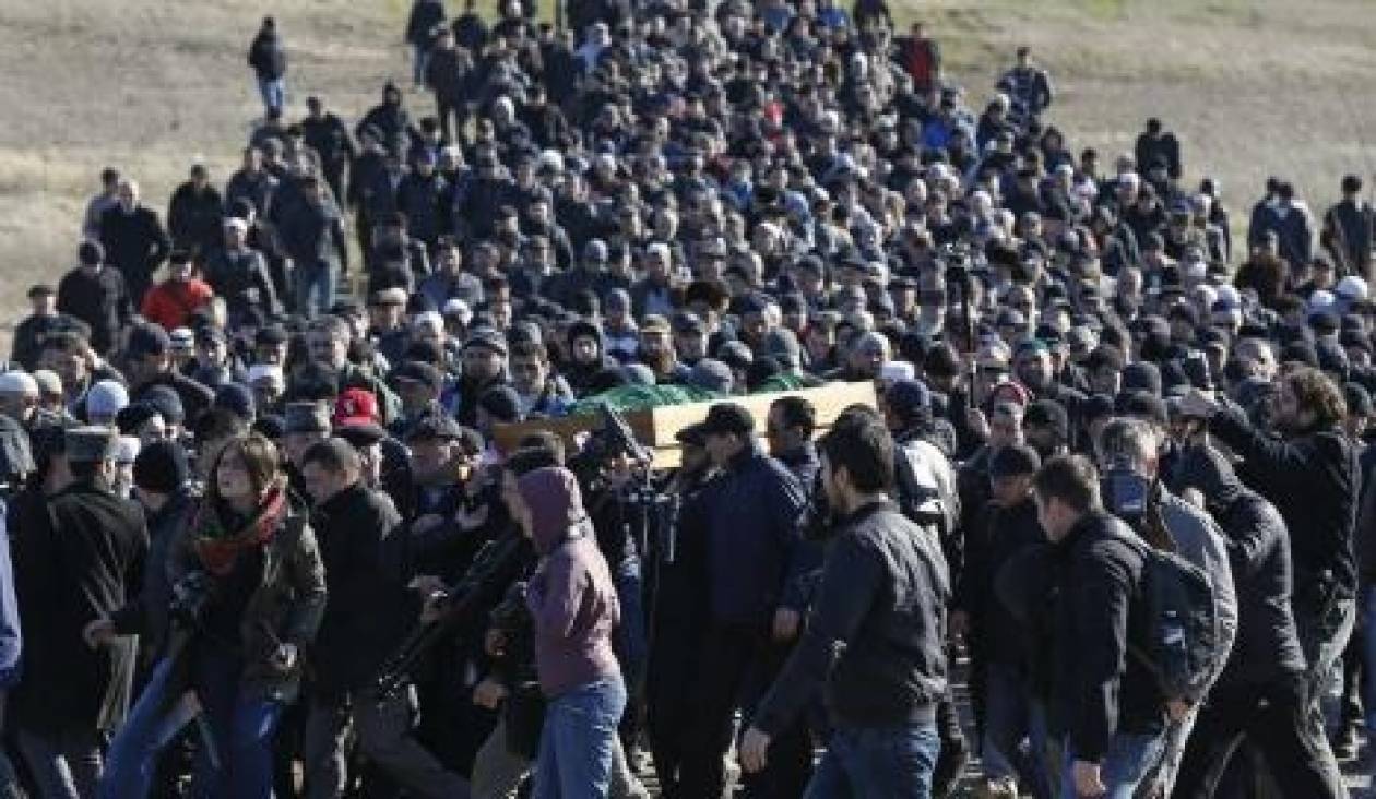 Κριμαία: Εκατοντάδες άνθρωποι παραβρέθηκαν στην κηδεία ενός Τατάρου
