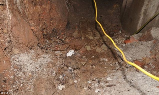 Μάντσεστερ: Ληστές έσκαψαν 15 μέτρα τούνελ! (photos)