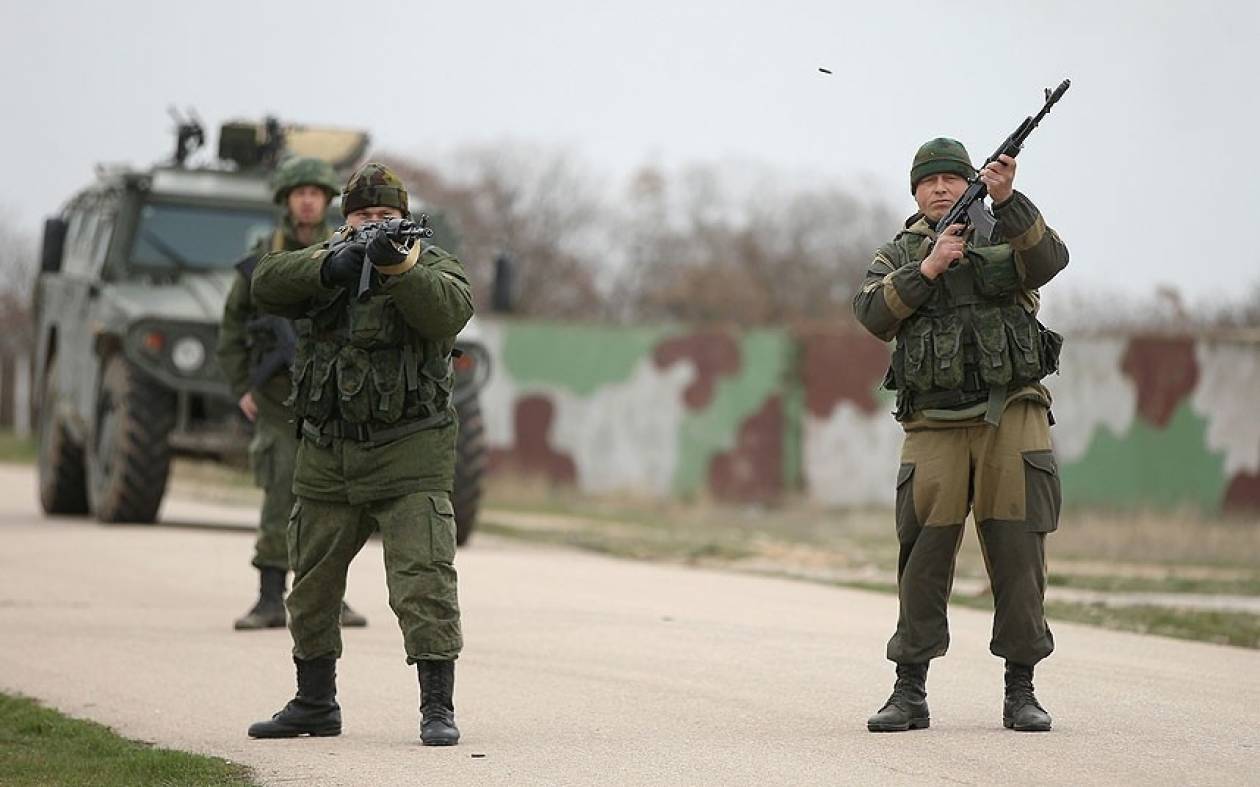 Πυροβολισμοί έξω από αεροπορική βάση στην Κριμαία