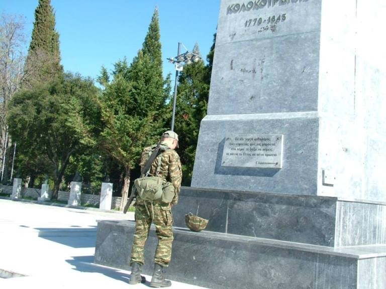 Συγκίνησε ο στρατιώτης: Γονάτισε μπροστά στο άγαλμα του Κολοκοτρώνη!