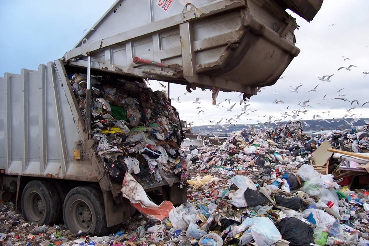 Στις χωματερές το 82% των αστικών αποβλήτων στην Ελλάδα
