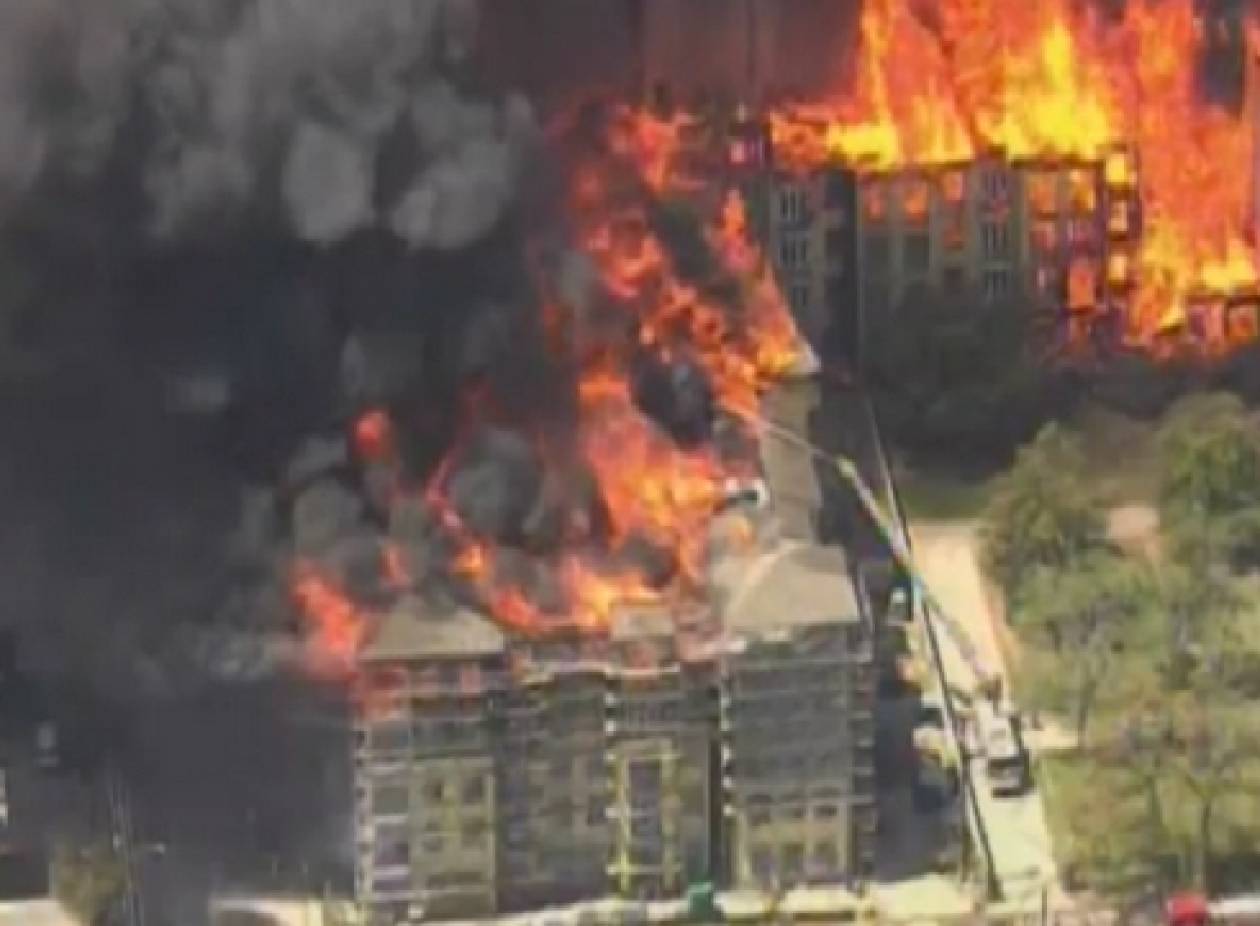 Μεγάλη πυρκαγιά σε συγκρότημα κατοικιών στο Χιούστον